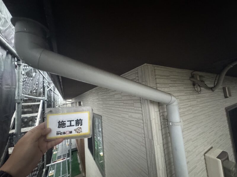 雨樋上部にうっすらと汚れが積もっていました。