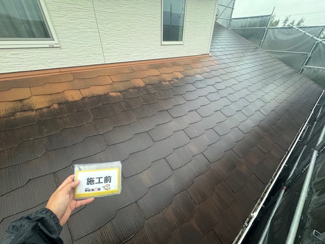 屋根は元々オレンジ色の可愛らしい色でしたが、汚れが蓄積し茶色になっていました。