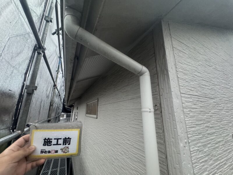 高圧洗浄で汚れを落とし、耐候性の高い塗料で塗り替えをおこないます。