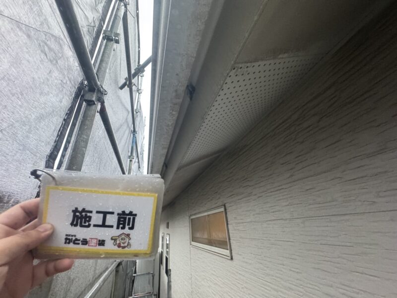 軒天は汚れや大気中の塵や埃が付着し、黒ずんでいました。