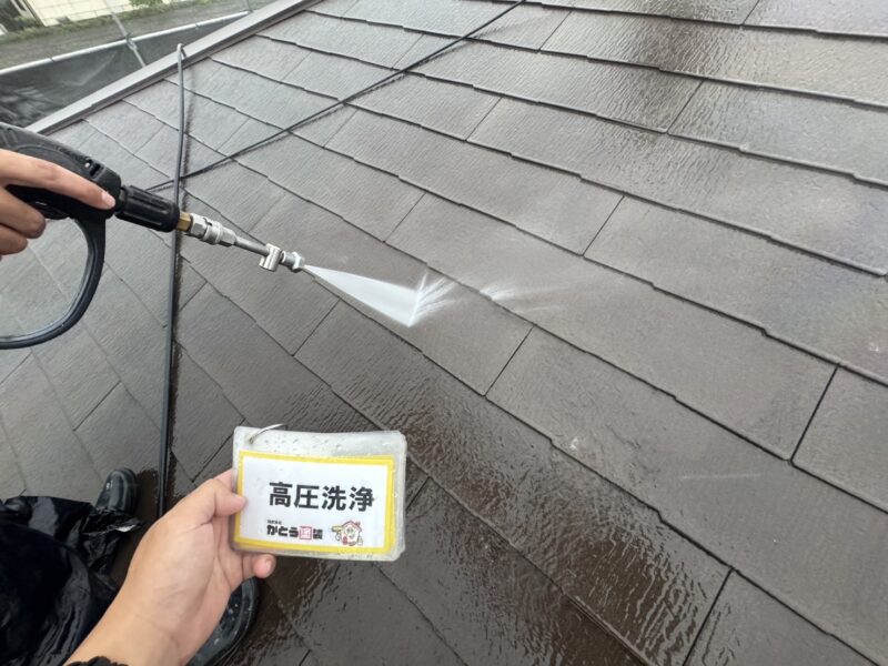 屋根の高圧洗浄の様子です。