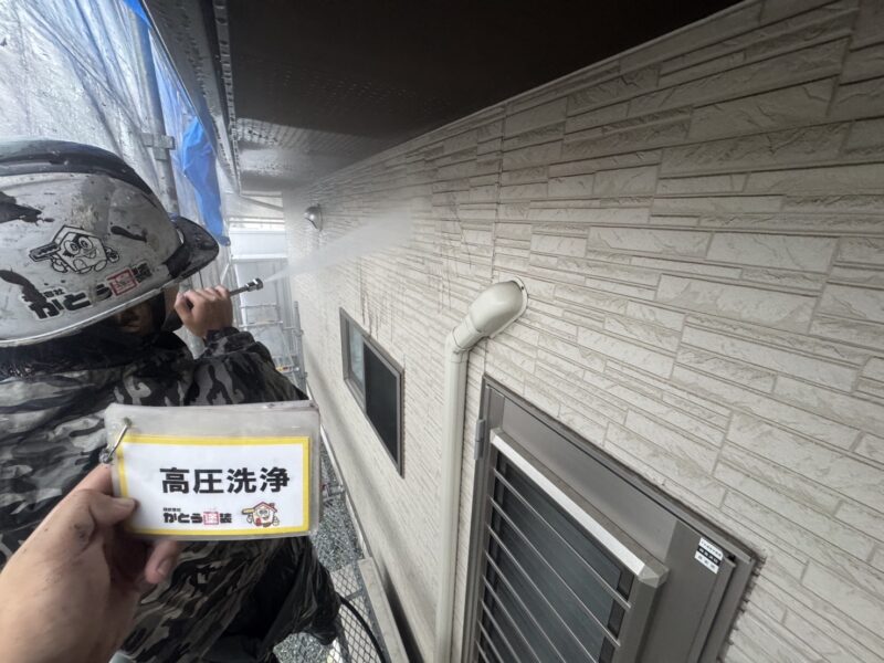 外壁の高圧洗浄の様子です。