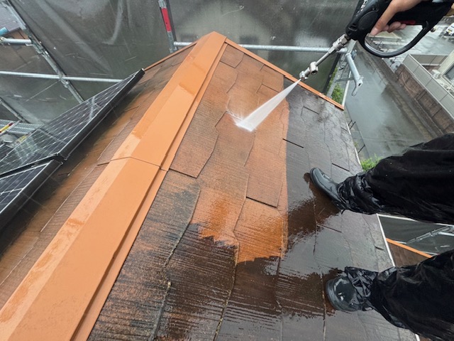 屋根の高圧洗浄の様子です。