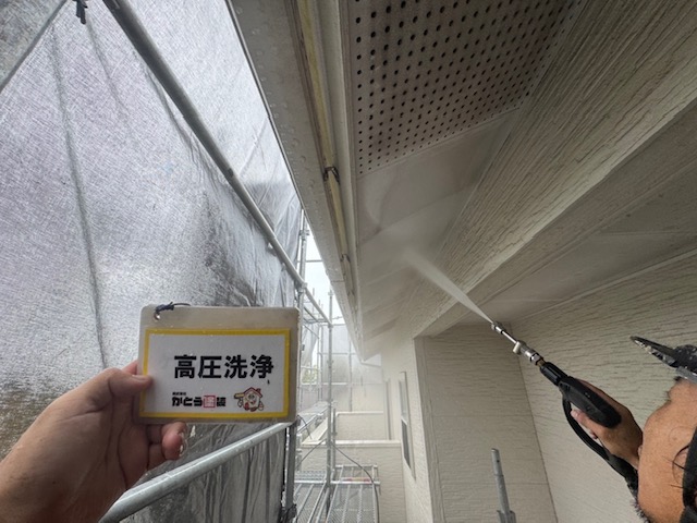 軒天の高圧洗浄の様子です。