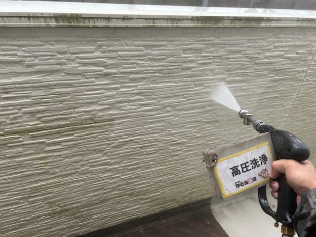 バルコニー内壁の高圧洗浄の様子です。