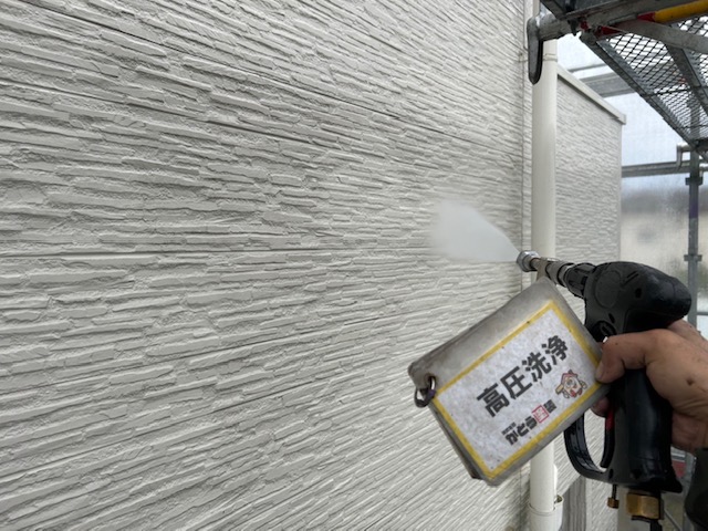 外壁の高圧洗浄の様子です。