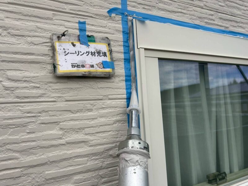 目地幅に合わせたノズルを目地底に当て、気泡や打ち残しがないよう目地の隅々まで充填します。