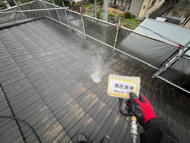 コケや藻、汚れをしっかりと洗浄し落としていきます。