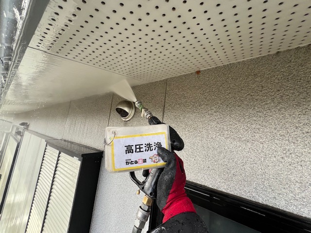 軒天の高圧洗浄の様子です。