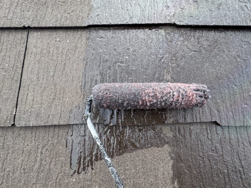 屋根材の劣化により下塗り材の吸い込みが激しいため、下塗りを2回おこないます。