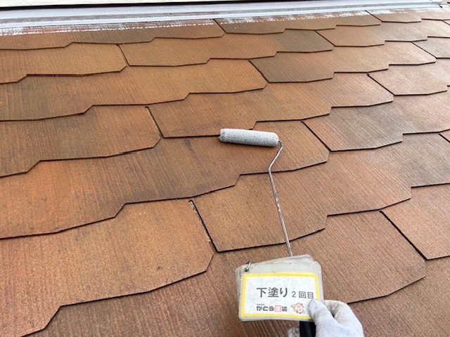 外壁同様、傷んだ下地を徹底的に整えるため、下塗り2回目をおこないます。