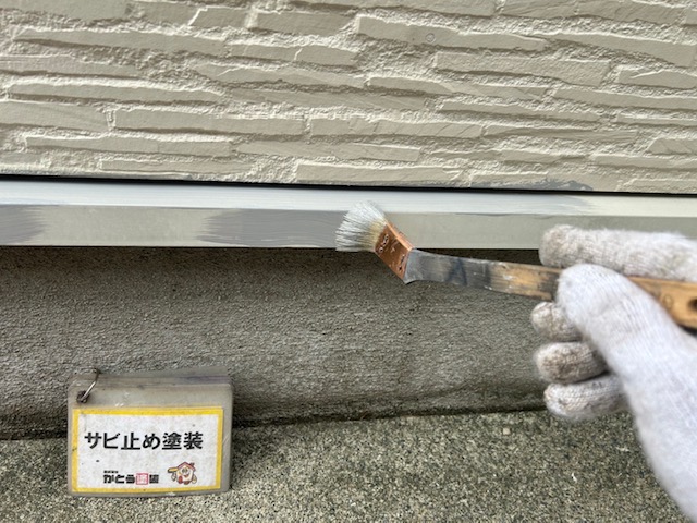 サビ止め塗装の様子です。<br />
鉄部にはすべてサビ止めを施しています。