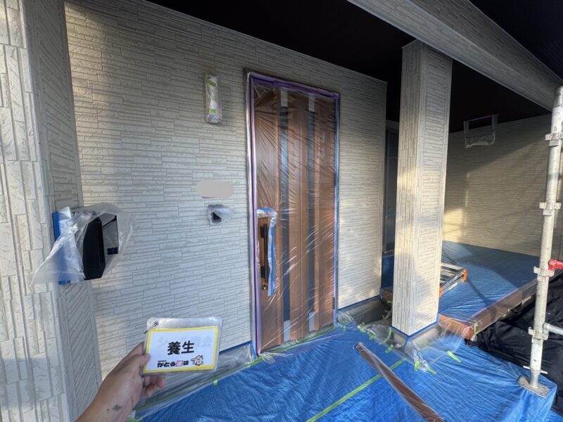 玄関ドアや照明、ポストなどもすべて養生をおこないます。