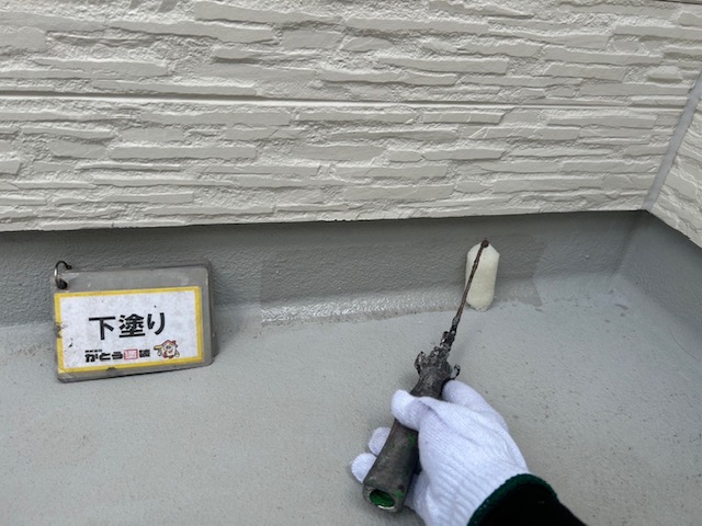 立ち上がり部分は、小さなローラーで丁寧に施工します。