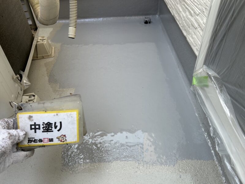 室外機も移動させて、普段見えないところまで塗装をおこないます。