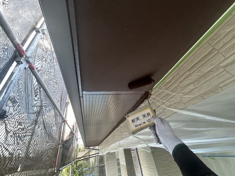 軒天の塗装の様子です。