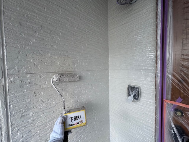 下塗りを適切におこなうことで、中塗り・上塗りの塗料が綺麗に密着してくれます。