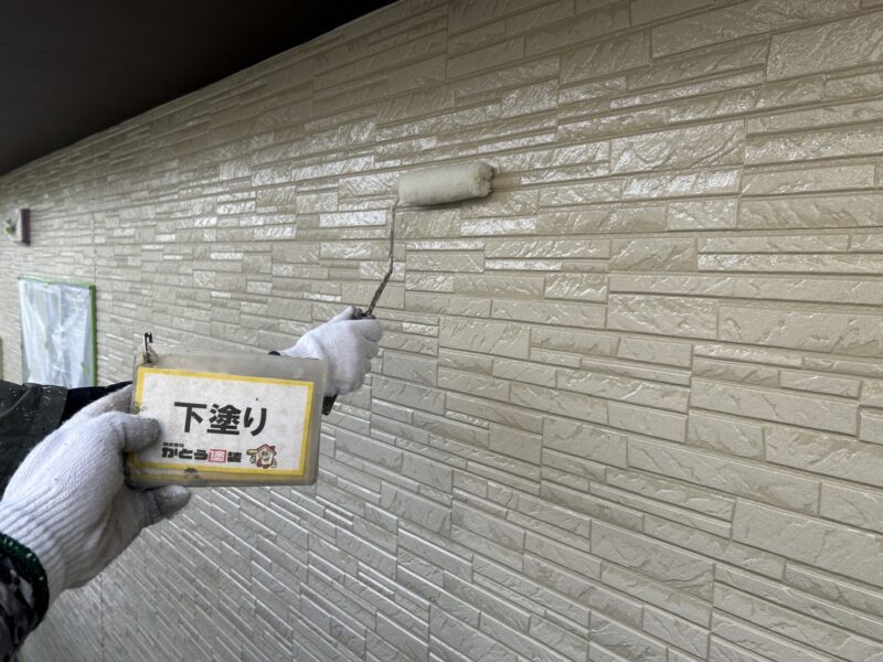 外壁はひび割れや傷みがほとんどないので、今回はクリアー塗装をおこないます。