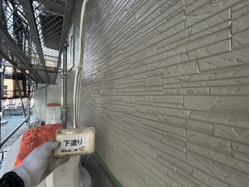 下塗りで下地を綺麗に整えています。