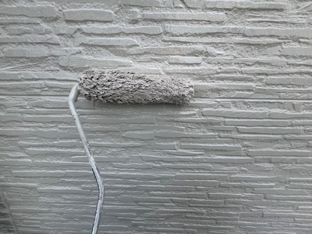 傷んだ下地を整える作業をムラなく均一に丁寧におこないます。