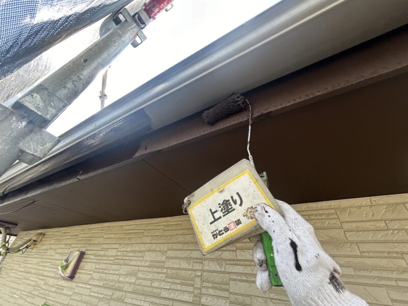 鼻隠しの上塗りの様子です。