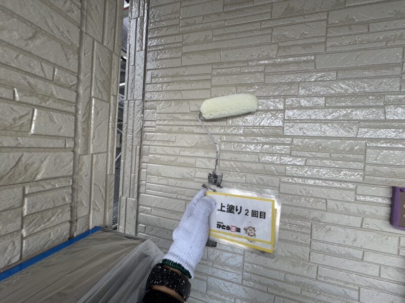 クリアー塗装により、外壁表面が保護され艶々の仕上がりになります。