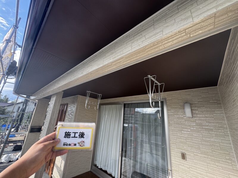 軒天と天井は既存の雰囲気をそのままに、眩しさを感じない落ち着いたブラウン系で仕上げています。