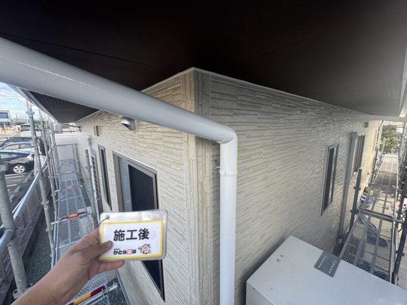 竪樋は、外壁色に合わせてホワイト系で仕上げました。<br />
耐候性の高い塗料で塗り替えていますので、綺麗が長続きします。