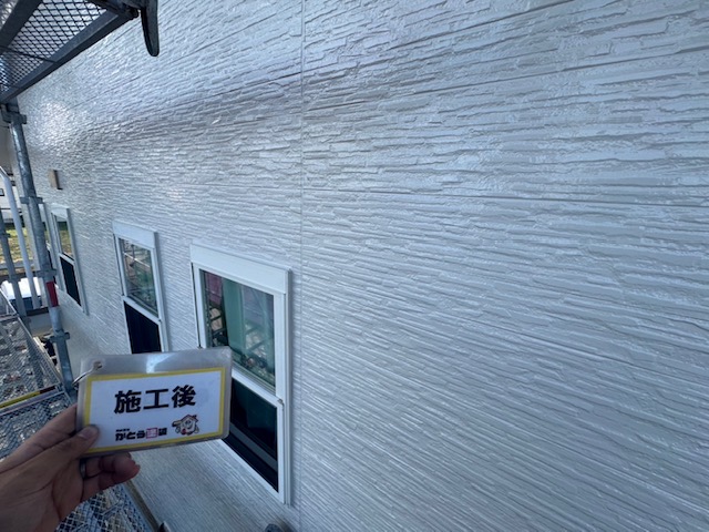 下塗りから丁寧におこなったことで、上塗り材がピッタリと密着し雨や紫外線にも負けない塗膜を形成することができました。