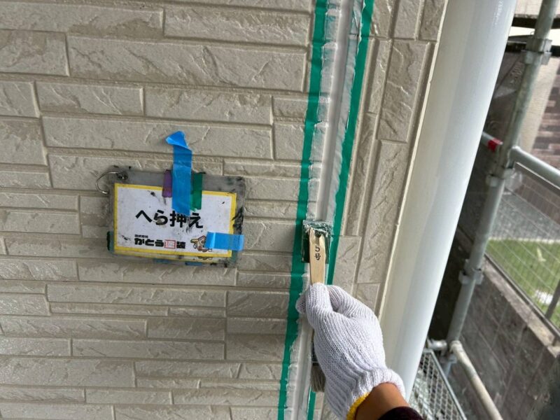 密着性を高め、目地の隅々までシーリング材を行き渡らせます。