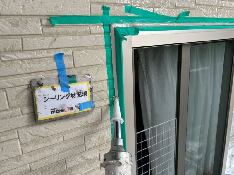 シーリング材充填の様子です。<br />
目地にたっぷりと充填します。