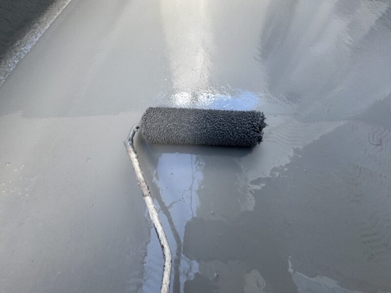 塗膜に厚みを持たせながら塗布することで、防水性や耐久性がより向上します。