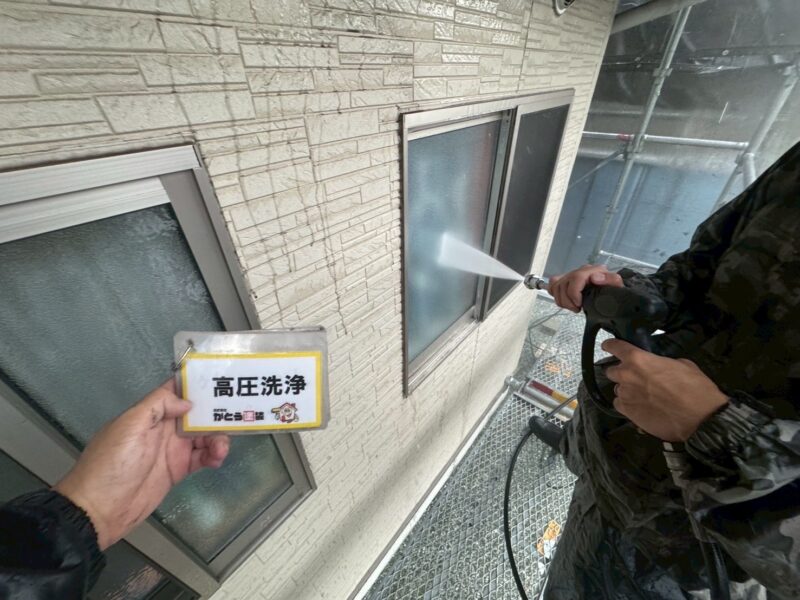 この機会ですので、窓の洗浄もおこない綺麗にします。