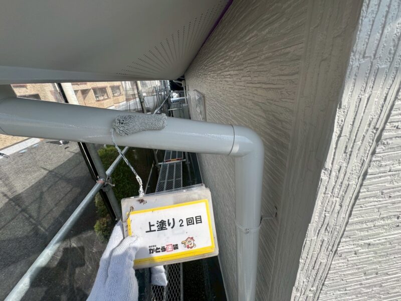 カーブしているところは小さなローラーや刷毛を使い、仕上げていきます。