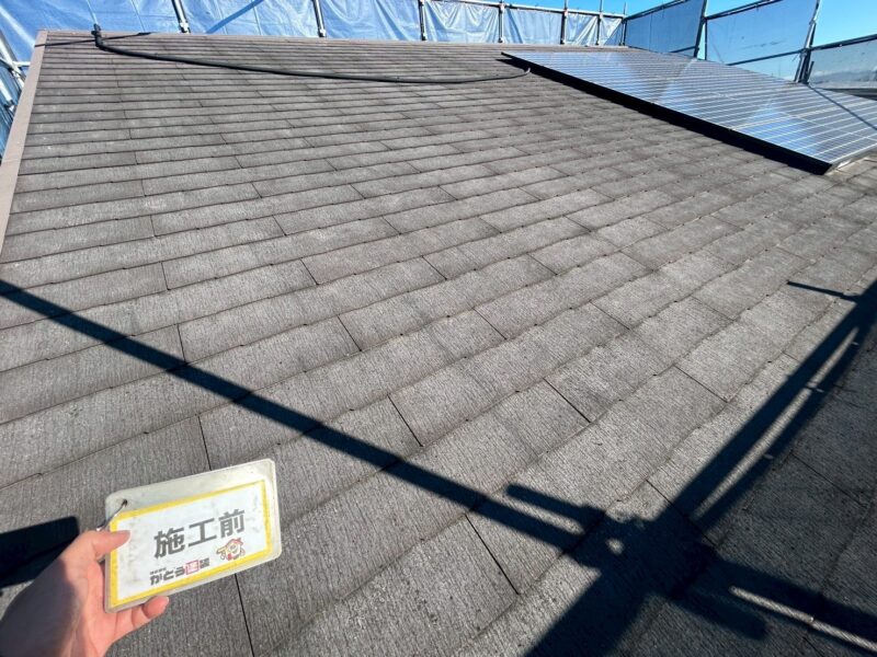 屋根は劣化が激しく、防水性が著しく低下している状態でした。<br />
下塗りを2回おこない、下地をしっかりと整えます。