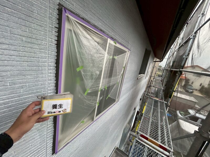 養生の様子です。<br />
塗料の付着を防ぐため、隙間なく養生します。