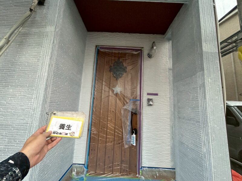 玄関扉やインターホンなども養生をおこないます。