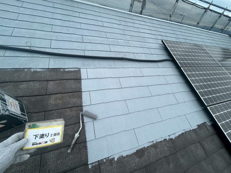 屋根材の劣化により、塗料の吸い込みが激しかったため、下塗り2回目をおこないます。