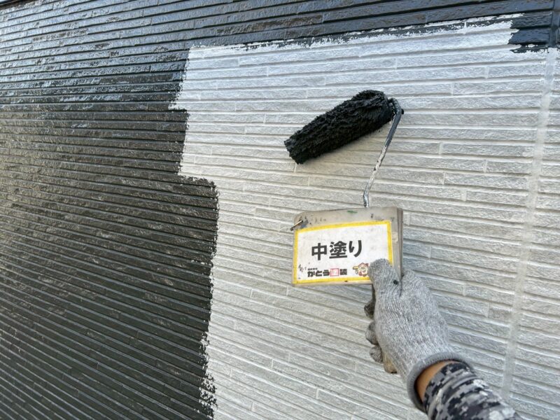 下塗り同様、丁寧に施工していきます。