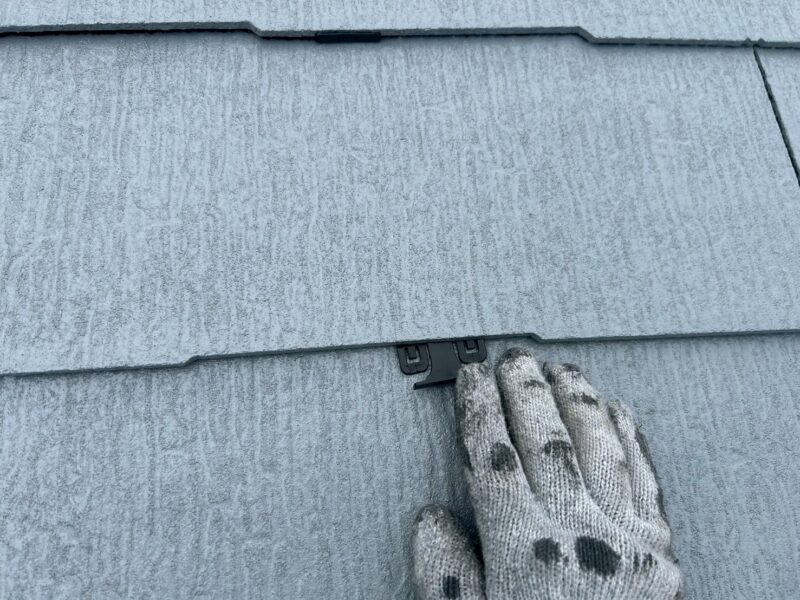 タスペーサーを挿入し、水抜けを確保します。