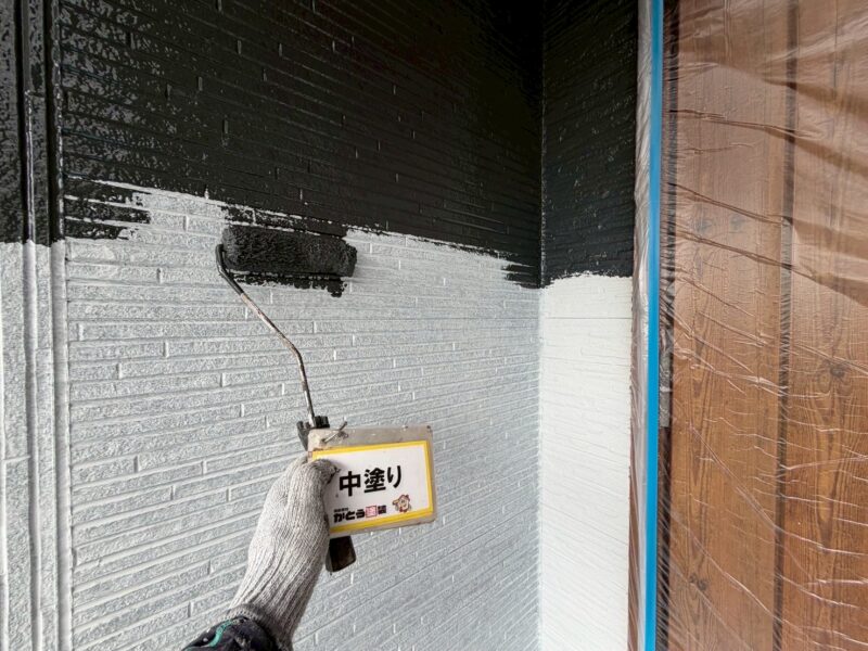 玄関周りの中塗りの様子です。