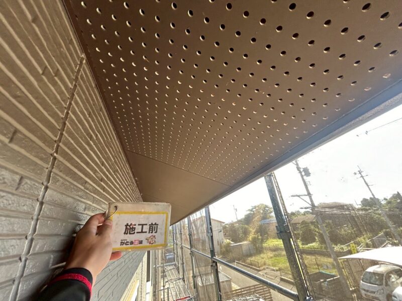 軒天は既存の雰囲気を残しながら、似たブラウン系で塗り替えていきます。