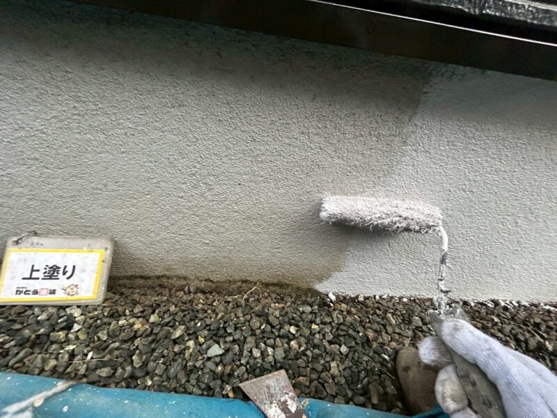 基礎はばきの上塗りの様子です。