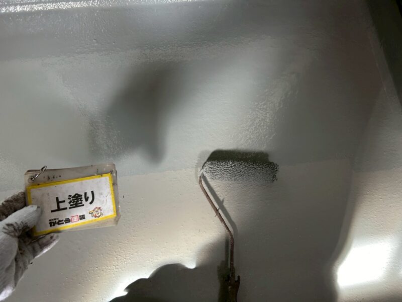 塗膜に厚みを持たせながら、均一にムラなく塗布していきます。