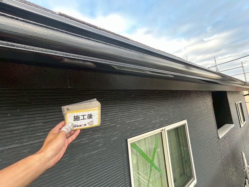 外壁に馴染むように付帯部も濃い色で塗り替えています。<br />
色の組み合わせのアドバイスもお任せください。