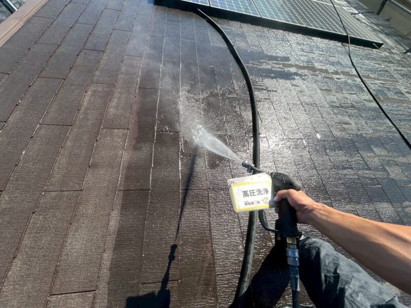 屋根の高圧洗浄の様子です。