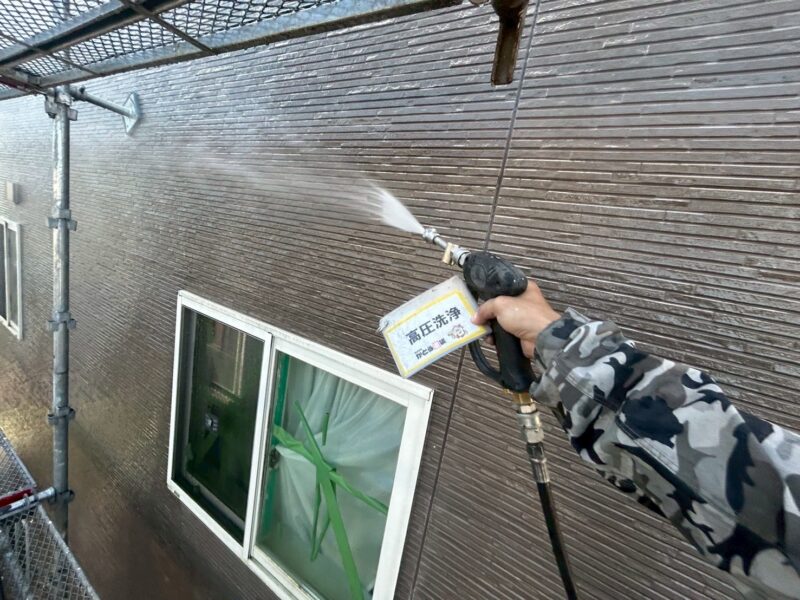外壁の高圧洗浄の様子です。
