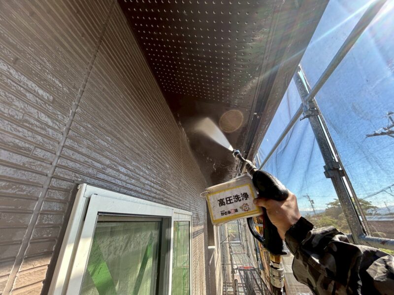 軒天の高圧洗浄の様子です。