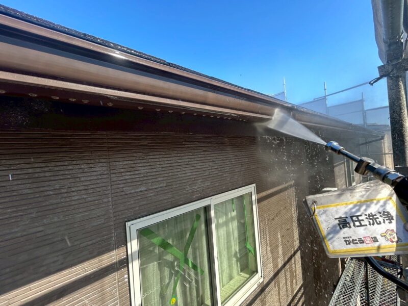 雨樋の高圧洗浄の様子です。