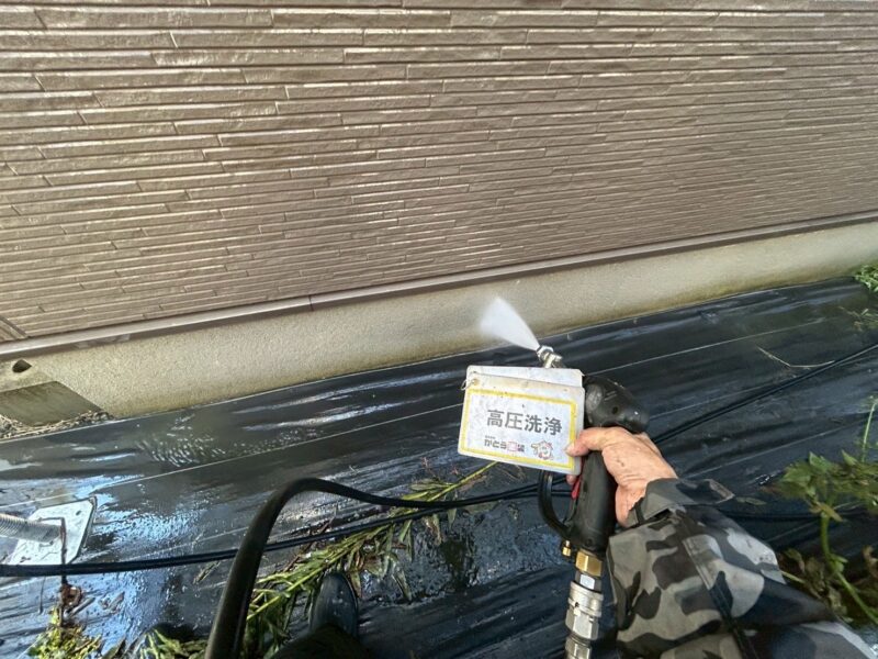 基礎はばきの高圧洗浄の様子です。